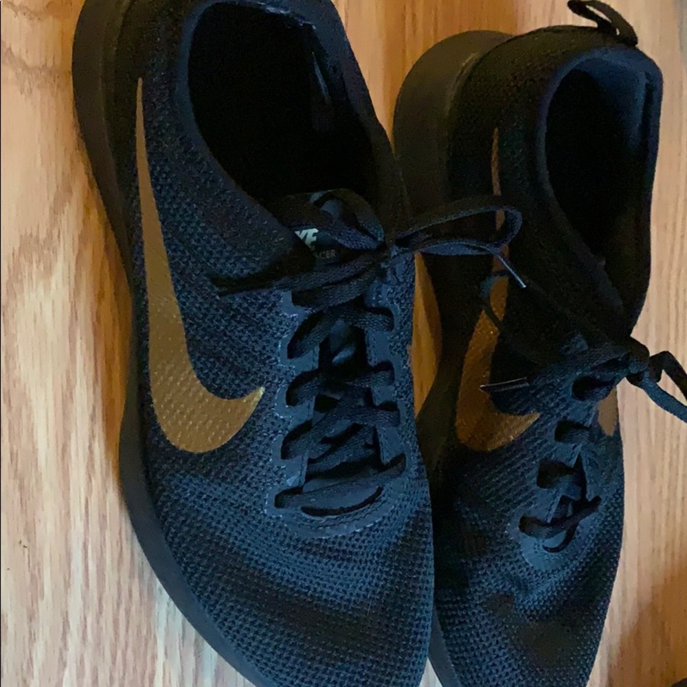 Nike black and gold size 10
